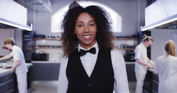 Mutfakta Afrikalı Amerikalı Bir Restoran Müdürünün Portresi Kameraya Bakıyor Gülümsüyor — Stok video