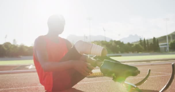 Forma Disabile Uomo Razza Mista Con Gambe Protesiche Seduto Pista — Video Stock