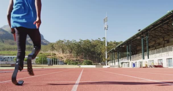 Fit Gehandicapte Gemengde Race Man Met Prothetische Benen Lopen Racebaan — Stockvideo