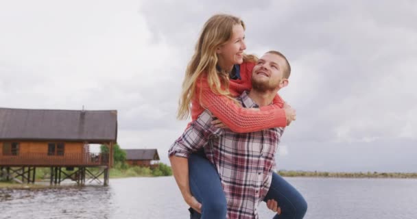 Casal Caucasiano Divertindo Uma Viagem Para Montanhas Sorrindo Homem Segurando — Vídeo de Stock