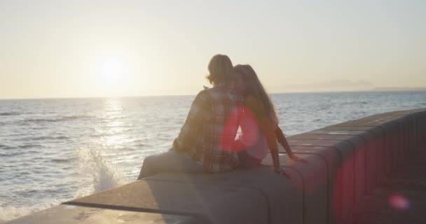 Pareja Caucásica Playa Día Soleado Disfrutando Del Tiempo Juntos Sentados — Vídeo de stock