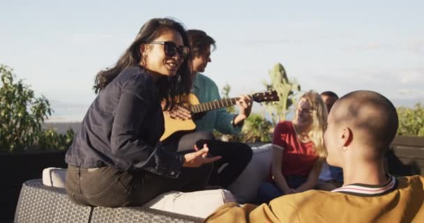 Multi Etnikai Baráti Társaság Együtt Lóg Tetőteraszon Fehér Férfi Gitározik — Stock videók