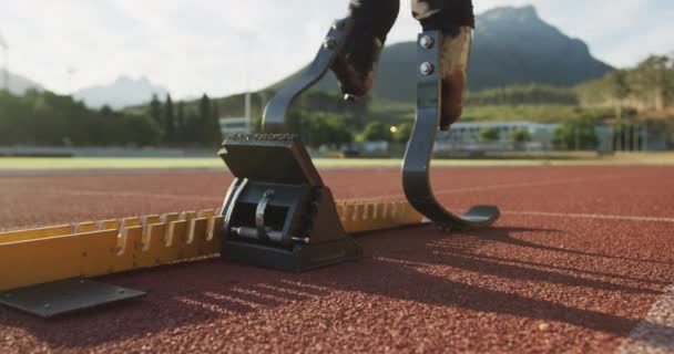 다리가 의족인 장애인 동작으로 경주를 준비를 — 비디오