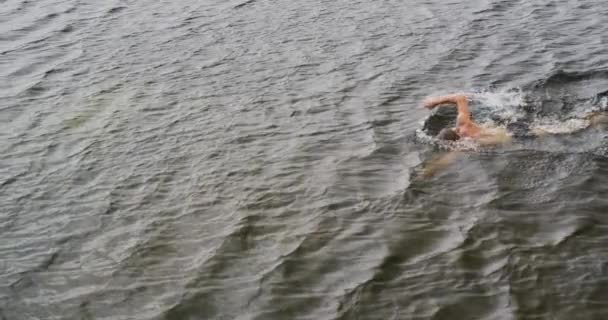 Homem Caucasiano Divertindo Uma Viagem Montanhas Vestindo Calções Banho Nadando — Vídeo de Stock