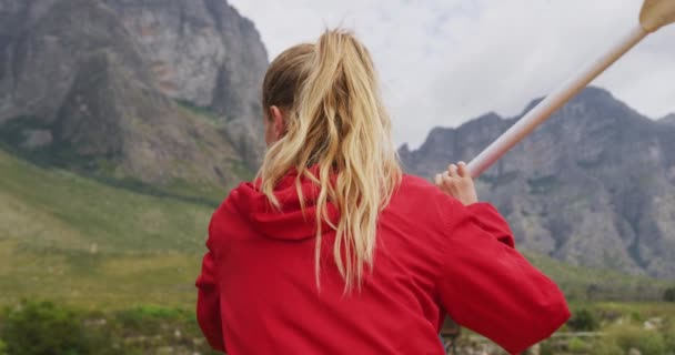 Femme Caucasienne Passer Bon Moment Voyage Montagne Kayak Sur Lac — Video