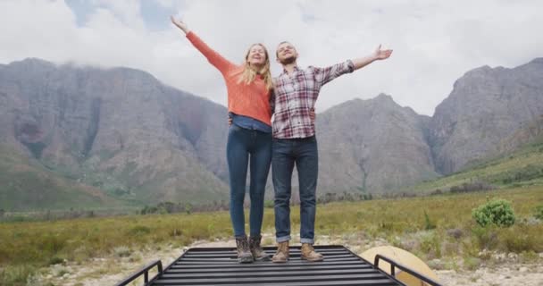 Couple Caucasien Passer Bon Moment Sur Voyage Montagne Embrasser Lever — Video