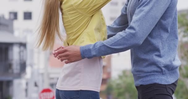 快乐的白种人夫妇在城市街道上走来走去 一边微笑着 一边拥抱 一边探索城市 — 图库视频影像