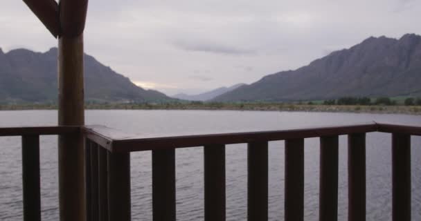 Pohled Jezero Hory Při Západu Slunce Zamračeného Dne Okna Srubu — Stock video