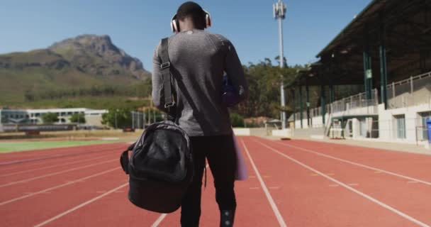 Fit Homem Raça Mista Deficiente Com Pernas Protéticas Andando Pista — Vídeo de Stock