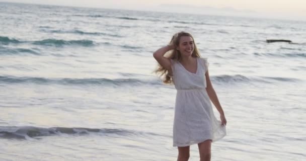 Beyaz Elbiseli Beyaz Bir Kadın Kumsalda Güneşli Bir Günde Çıplak — Stok video