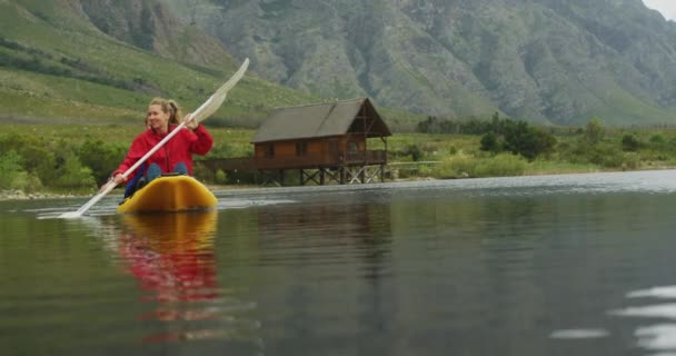 Pareja Caucásica Pasando Buen Rato Viaje Las Montañas Kayak Juntos — Vídeo de stock