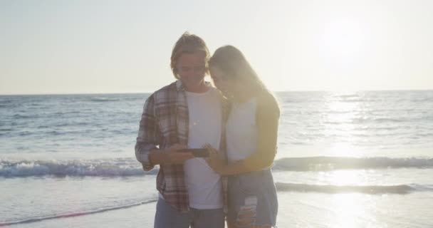 Una Pareja Caucásica Playa Día Soleado Disfrutando Del Tiempo Juntos — Vídeos de Stock