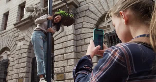 Beste Vrienden Samen Achteraanzicht Van Een Blanke Een Gemengde Race — Stockvideo