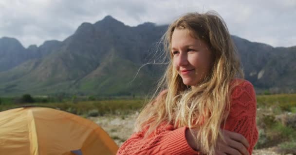 Una Mujer Caucásica Pasándola Bien Viaje Las Montañas Mirando Hacia — Vídeo de stock