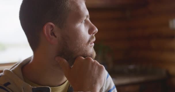 Kafkasyalı Bir Adamın Evde Vakit Geçirmesini Sosyal Mesafeyi Kendini Karantinaya — Stok video