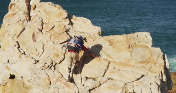 健康的 残疾的混合型赛车手 享受登山 在阳光灿烂的日子爬上岩石 慢动作的乐趣 — 图库视频影像