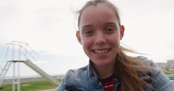 Retrato Una Chica Caucásica Con Pelo Largo Disfrutando Del Tiempo — Vídeos de Stock