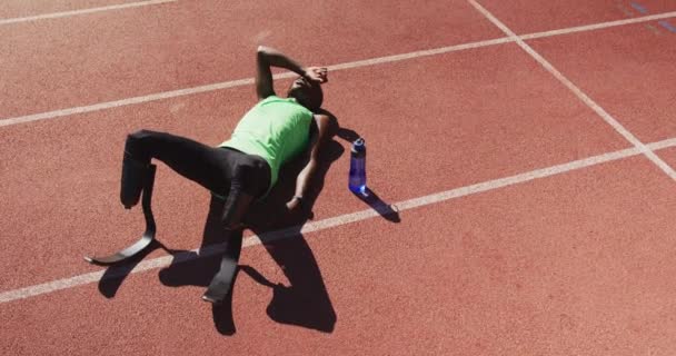 Фигурист Инвалид Смешанной Эстафеты Протезами Ног Лежит Беговой Дорожке Сопротивляясь — Стоковое видео © Wavebreakmedia_Video #374934560