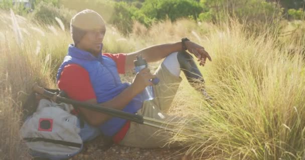 健康的 残疾的混合型赛车手 喜欢登山 坐在土路上 在阳光明媚的日子里 慢吞吞地走着 — 图库视频影像