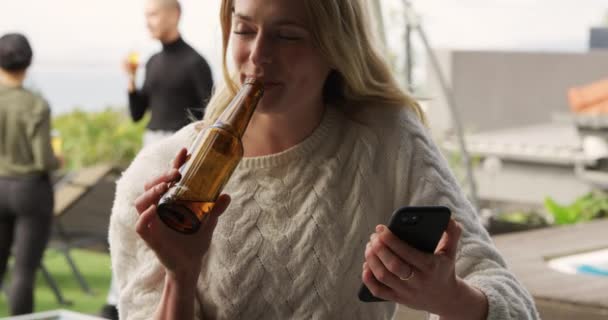 Mujer Caucásica Pasando Rato Una Terraza Azotea Bebiendo Cerveza Usando — Vídeos de Stock