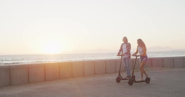 Biała Para Plaży Słoneczny Dzień Ciesząca Się Razem Czasem Jeżdżąca — Wideo stockowe