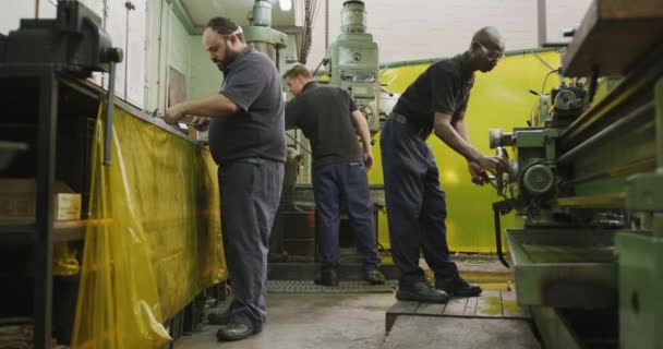 Två Vita Och Afroamerikansk Manlig Fabriksarbetare Fabrik Som Tillverkar Hydraulisk — Stockvideo