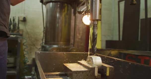 Close Detail Van Handen Van Een Blanke Mannelijke Fabrieksarbeider Een — Stockvideo