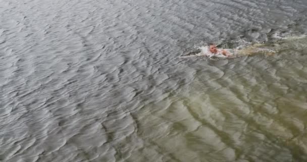 白种人喜欢爬山 穿着泳裤 慢吞吞地在湖里游泳 — 图库视频影像