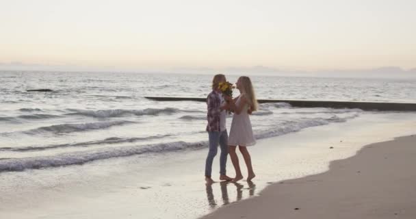 Casal Caucasiano Praia Dia Ensolarado Aproveitando Tempo Juntos Homem Dando — Vídeo de Stock