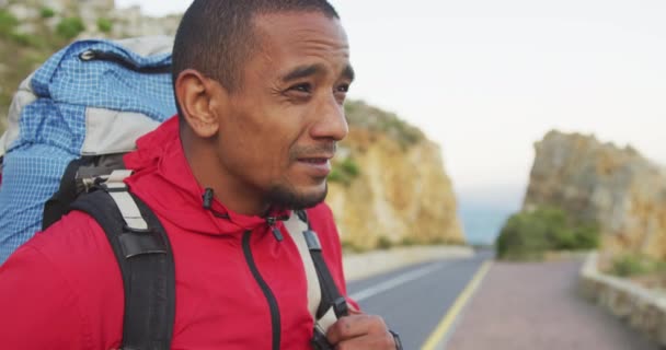 다리가 장애인 산으로 여행을 하이킹을 길에서 동작으로 — 비디오