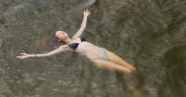 여자는 목욕용 양복을 동작으로 에등을 산으로 여행하며 즐거운 시간을 보내고 — 비디오