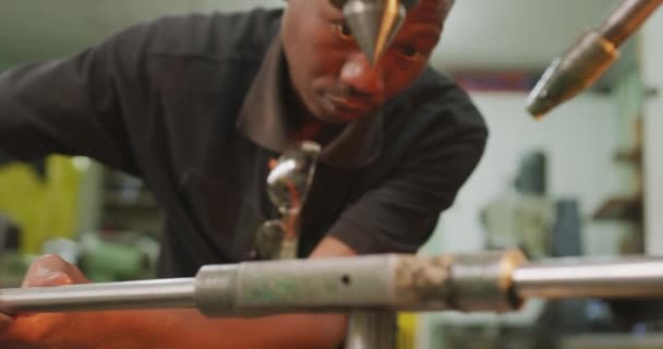 Крупная Деталь Афроамериканского Рабочего Завода Производящего Гидравлическое Оборудование Стоящего Рабочем — стоковое видео