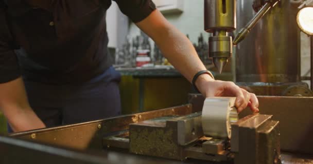 Noggrann Detalj Händerna Vit Manlig Fabriksarbetare Fabrik Som Tillverkar Hydraulisk — Stockvideo