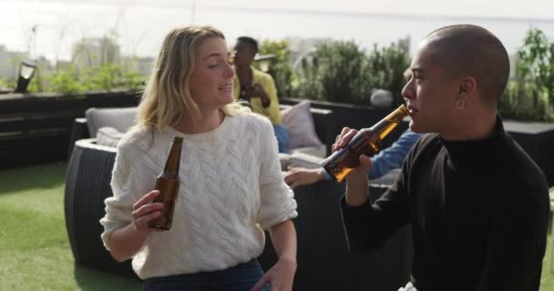 Caucásico Hombre Mujer Colgando Una Terraza Juntos Bebiendo Cerveza Con — Vídeo de stock