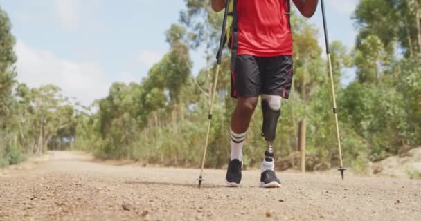 Niski Odcinek Wysportowanego Niepełnosprawnego Mieszanego Człowieka Rasy Protezą Nogi Cieszącego — Wideo stockowe
