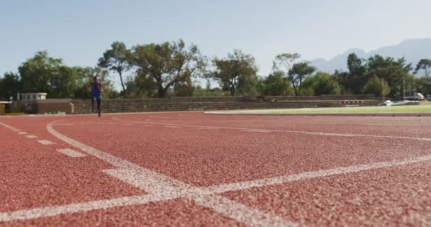 Fit Disabile Uomo Razza Mista Con Gambe Protesiche Esecuzione Pista — Video Stock