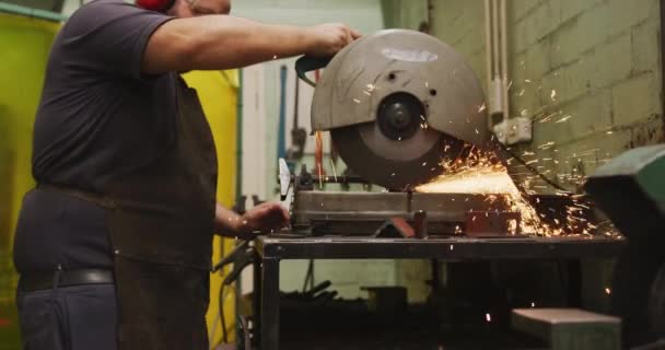 Trabajador Caucásico Una Fábrica Que Fabrica Equipos Hidráulicos Lleva Una — Vídeo de stock