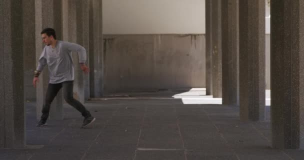 Homem Caucasiano Vestindo Roupas Casuais Praticando Parkour Nas Ruas Cidade — Vídeo de Stock