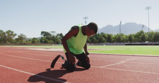 Fit Disabled Mixed Race Man Prosthetic Legs Sitting Race Track — Stock Video