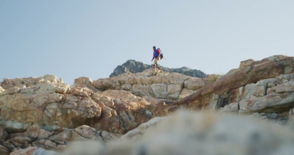 Ικανός Ανάπηρος Μιγάς Προσθετικό Πόδι Απολαμβάνοντας Χρόνο Του Ένα Ταξίδι — Αρχείο Βίντεο