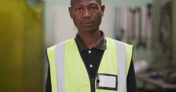 Retrato Trabalhador Afro Americano Uma Fábrica Que Fabrica Equipamentos Hidráulicos — Vídeo de Stock