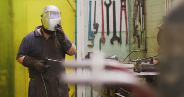 Portret Van Een Blanke Mannelijke Fabrieksarbeider Een Fabriek Die Hydraulische — Stockvideo