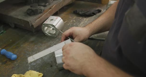 Detalle Cerca Las Manos Trabajador Caucásico Una Fábrica Que Fabrica — Vídeo de stock