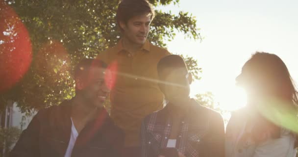 Grupo Multiétnico Amigos Pasando Rato Una Terraza Juntos Día Soleado — Vídeos de Stock