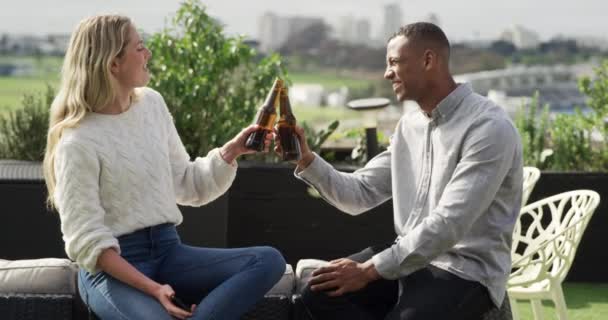 白人女人和混血男人一起在屋顶阳台上闲逛 喝啤酒 慢动作 — 图库视频影像
