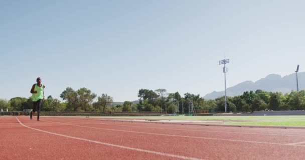 Fit Disabled Mixed Race Man Prosthetic Legs Running Race Track — Stock Video