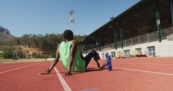 Formda Sakat Protez Bacaklı Yarış Pistinde Ağır Çekimde Dinlenen Bir — Stok video