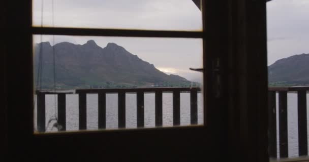 Una Vista Lago Montañas Durante Atardecer Día Nublado Visto Desde — Vídeos de Stock