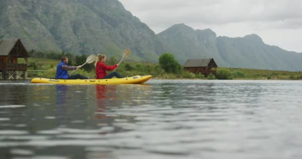 白种人夫妇在高山旅行中度过了一段愉快的时光 他们在湖上划船 动作缓慢 — 图库视频影像