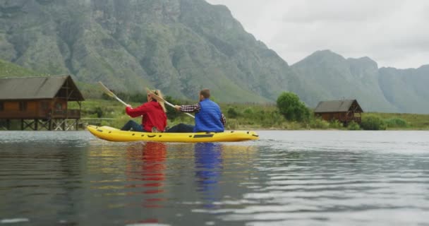 Coppia Caucasica Che Diverte Gita Montagna Kayak Insieme Lago Rallentatore — Video Stock